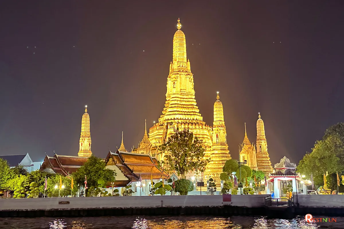วัดอรุณราชวรารามราชวรมหาวิหารในเวลากลางคืน